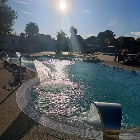 Camping 4 Etoiles Siblu Les Sables Du Midi אתר קמפינג